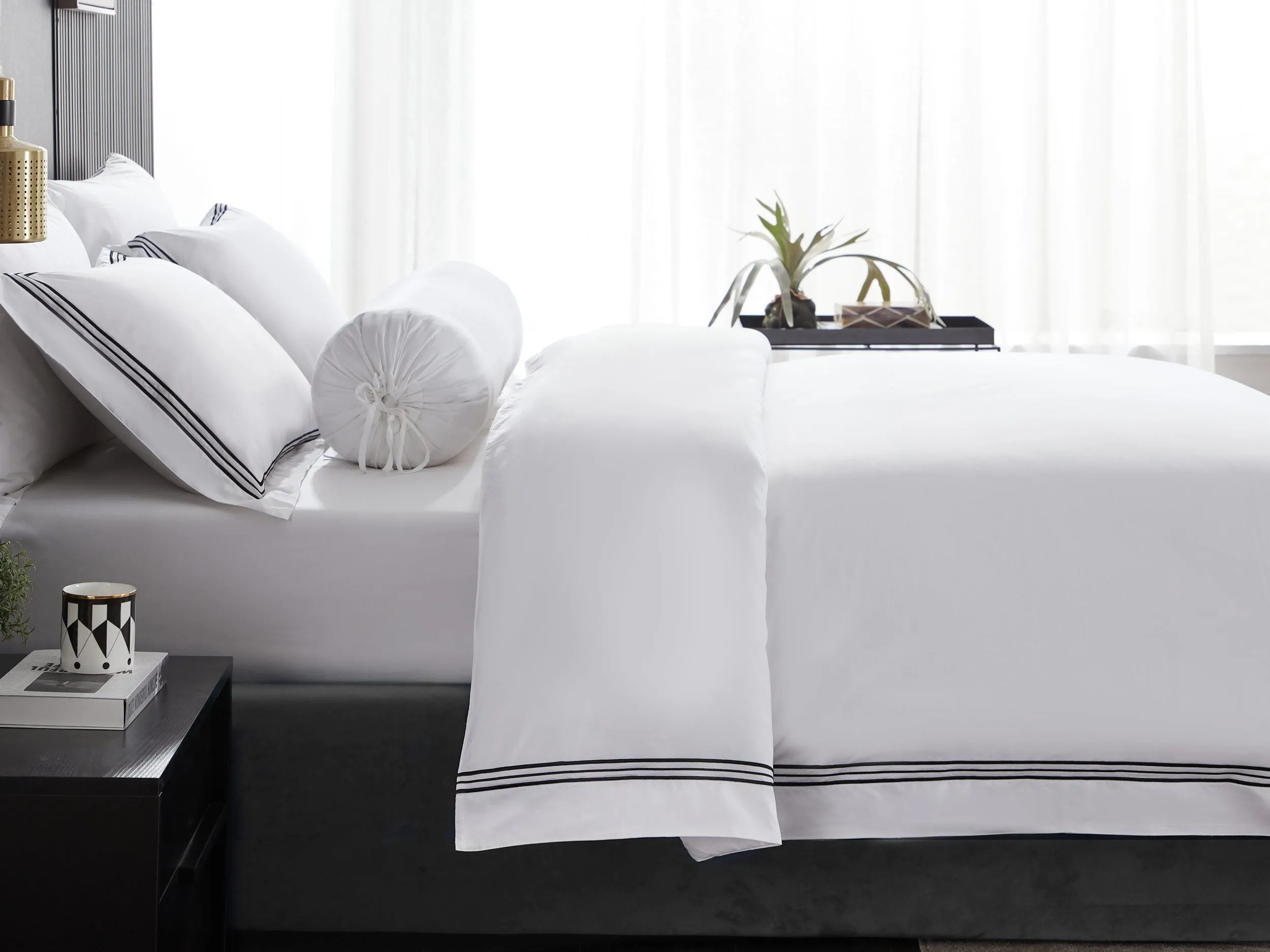 Hotelier Prestigio™ Lucent White With Black Border Fitted Sheet Set