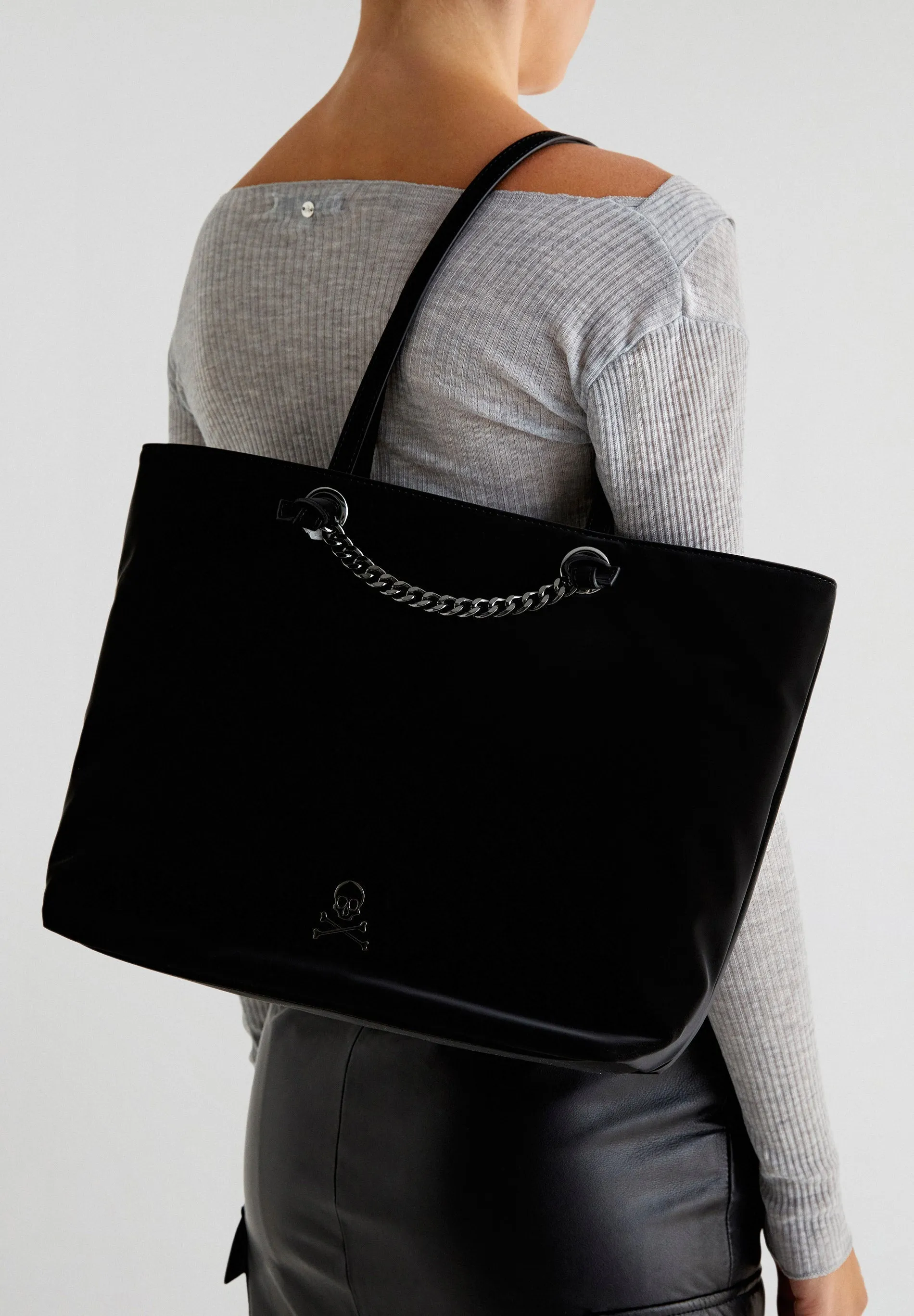 TOTE BAG WITH CHAIN DETAIL